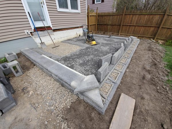 Retaining wall with decorative cap blocks